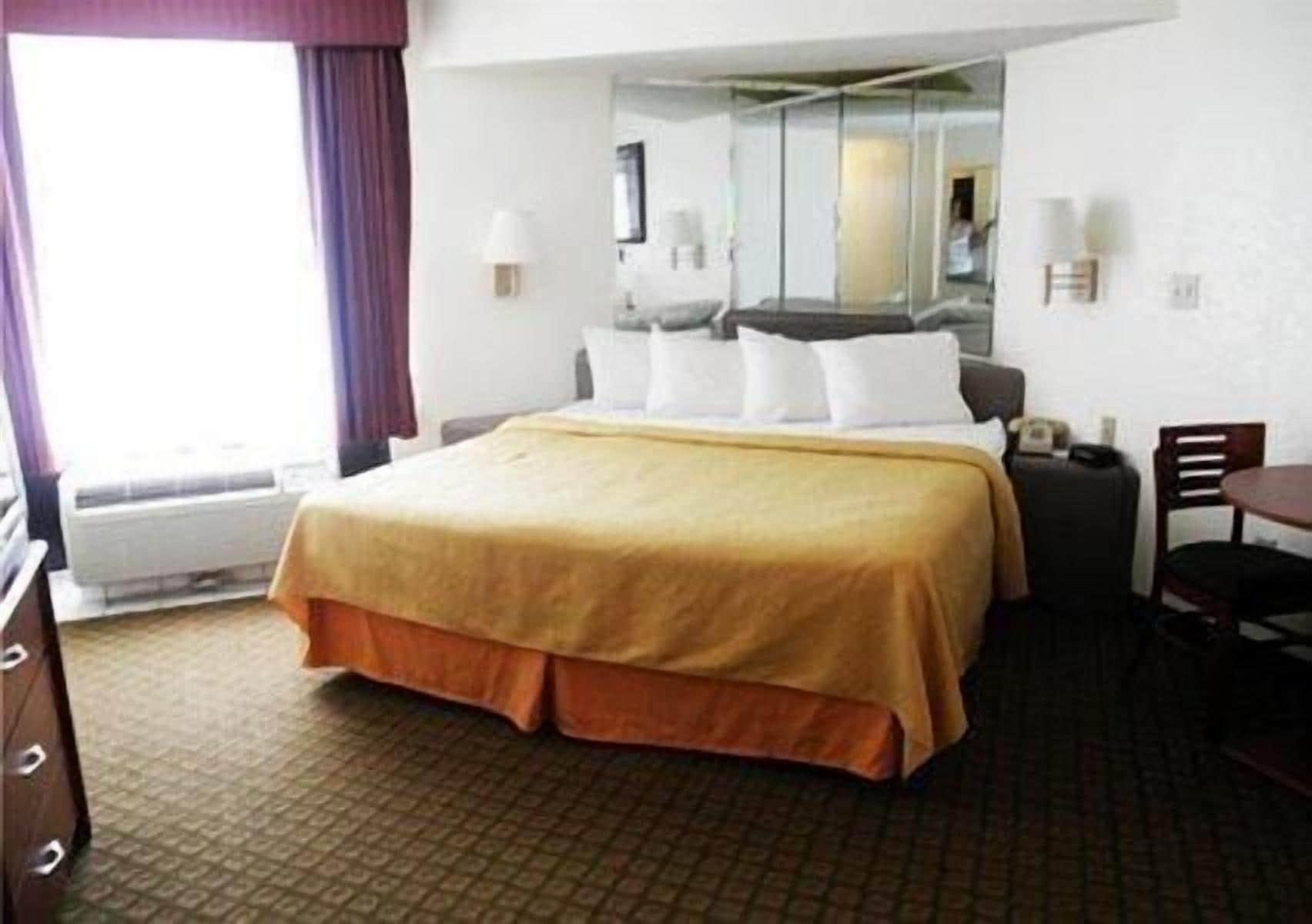Quality Inn And Suites Indianapolis Bagian luar foto
