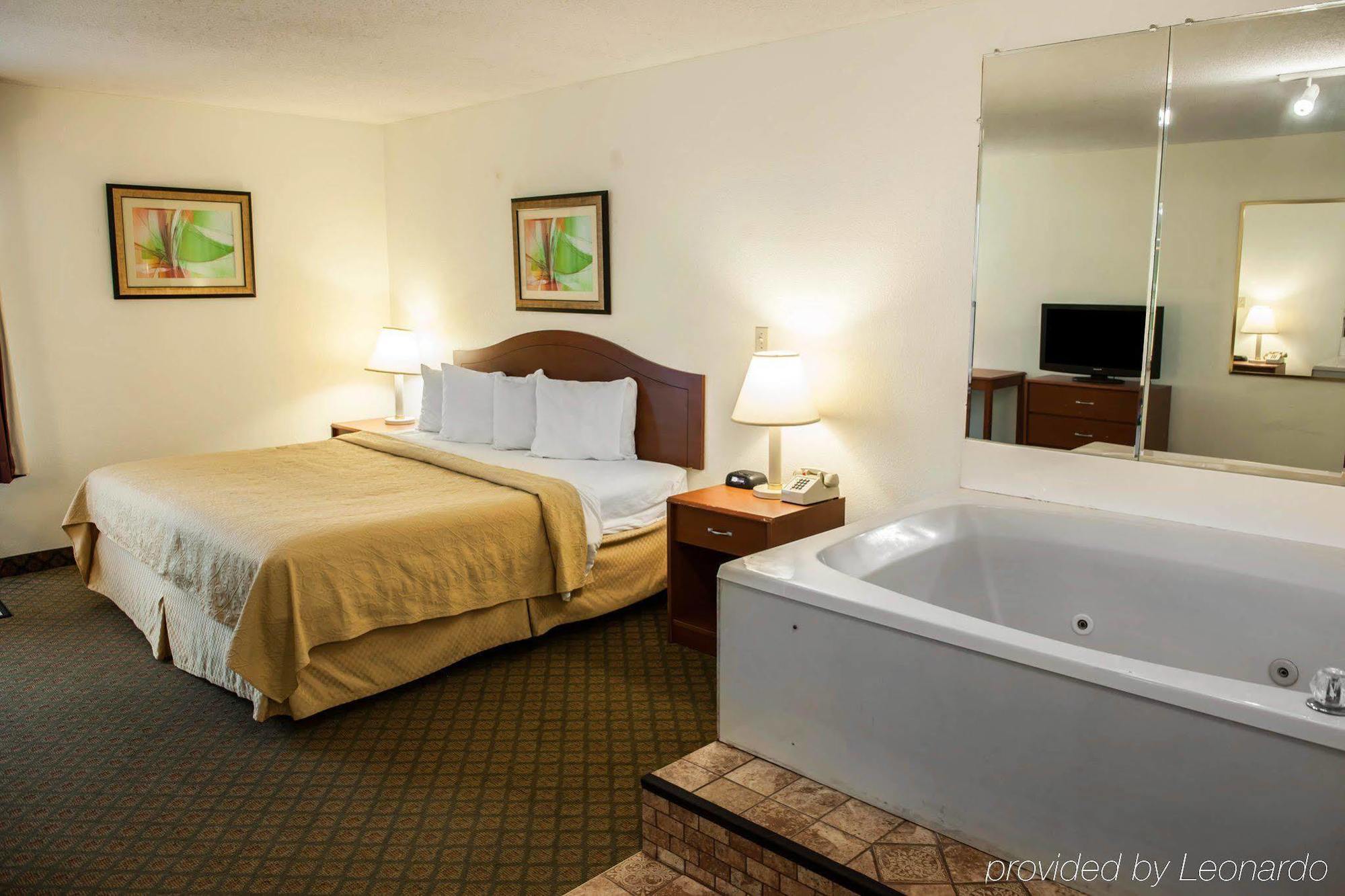 Quality Inn And Suites Indianapolis Bagian luar foto
