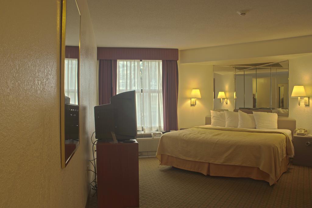 Quality Inn And Suites Indianapolis Bagian luar foto