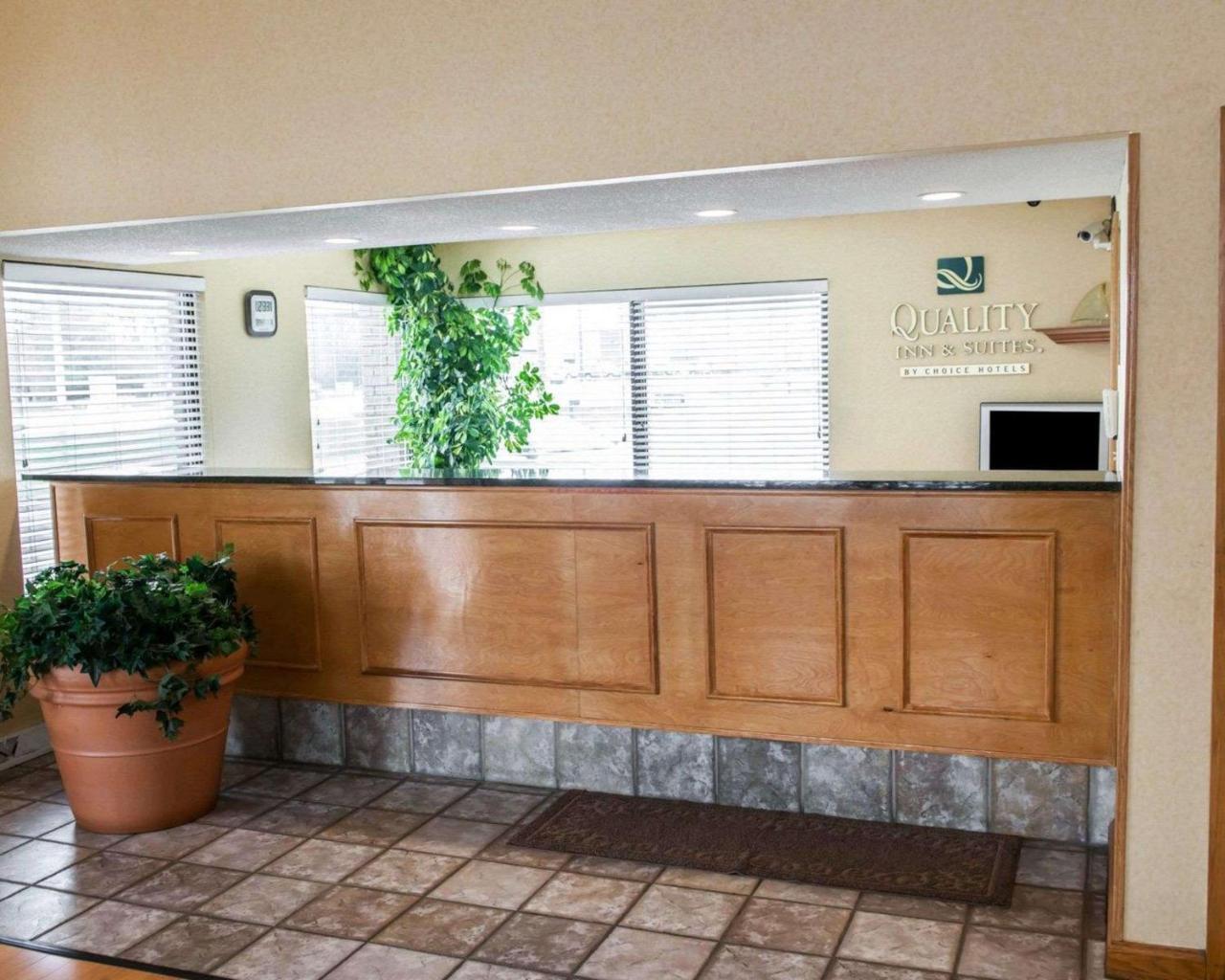 Quality Inn And Suites Indianapolis Bagian luar foto