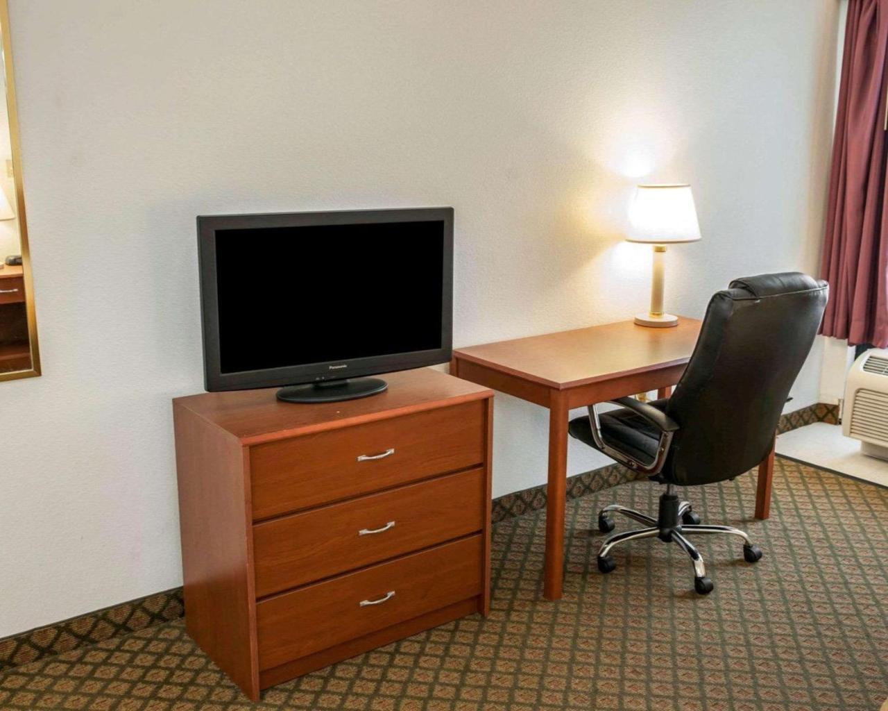 Quality Inn And Suites Indianapolis Bagian luar foto